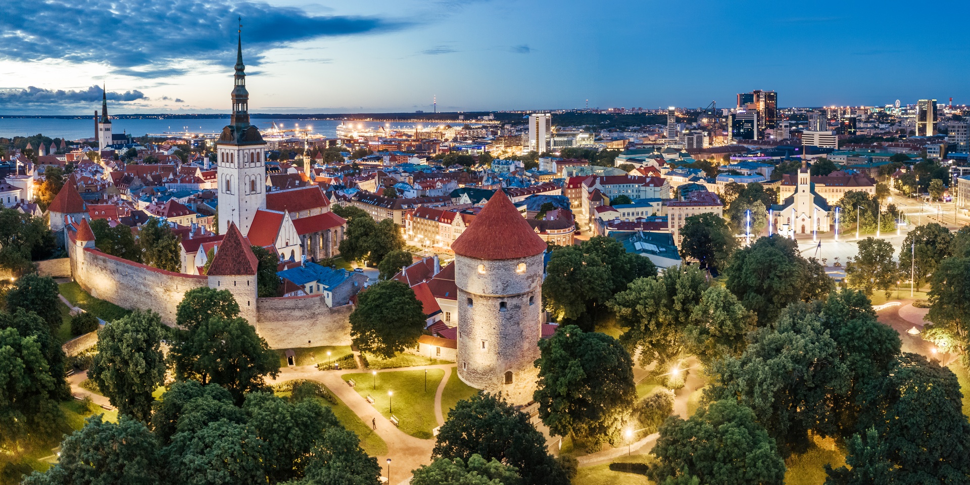 Onde fica a Estônia? A foto mostra alguns edifícios da Cidade Velha de Tallinn, capital da Estônia, iluminados ao anoitecer.
